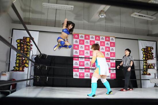 筋肉人销量大捷 日本最萌二头肌美女激情摔跤