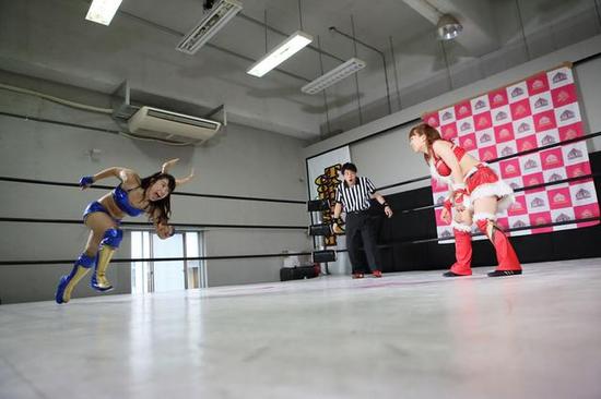 筋肉人销量大捷 日本最萌二头肌美女激情摔跤