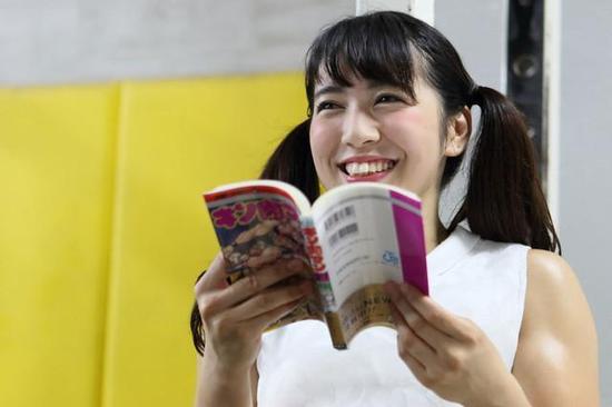 筋肉人销量大捷 日本最萌二头肌美女激情摔跤