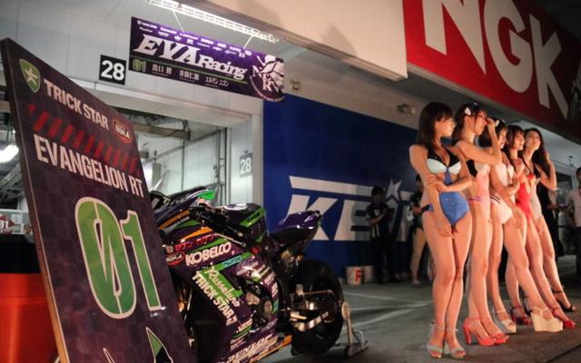 《EVA》碇真嗣与渚薰女体化 车模挤乳露肉姿势撩人