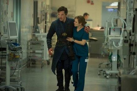 《奇异博士》曝剧照 本尼疑被虐