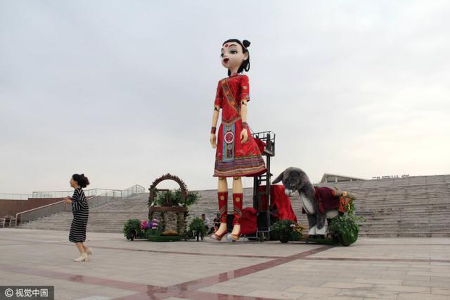 进击的娃娃!山东惊现9米世界最高洋娃娃