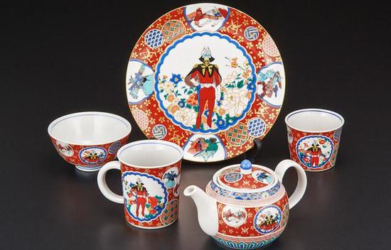 精美绝伦!日本传统工艺九谷烧推出一套《高达》夏亚陶器