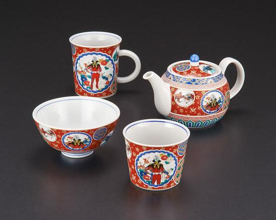 精美绝伦!日本传统工艺九谷烧推出一套《高达》夏亚陶器