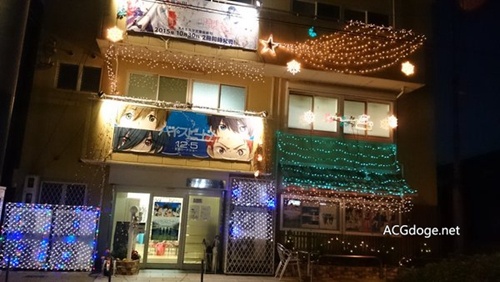 今年京都动画本部的圣诞装饰,门前是放了《声之形》剧场版的看板,之前还放过 Free