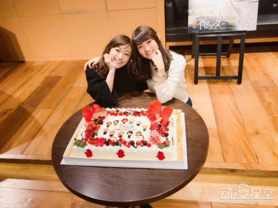 伊泽塔声优茜屋日海夏(左)与菲涅声优早见沙织(右)合影