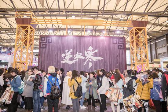 另一边,这次炎之轨迹和古剑奇谭等专区同样为游客带来了不同的新奇互动体验。
