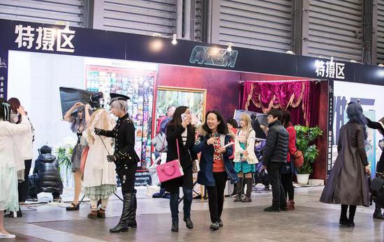 耽美专区为展会现场带来了一波新浪潮。知名作家现场签售,腐萌周边福利放送。无数游客在这里如险深坑,欲!罢!不!能!