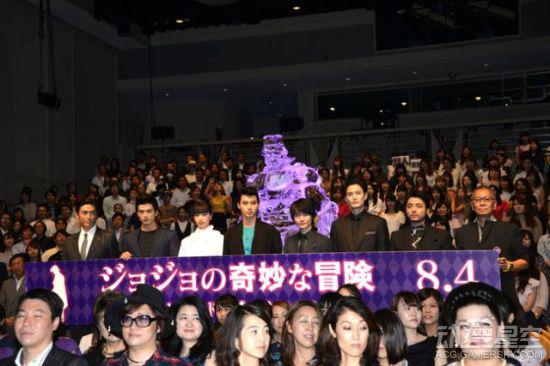 （从左至右）伊势谷友介、新田真剑佑、小松菜奈、山崎贤人、神木隆之介、冈田将生、山田孝之、三池崇史