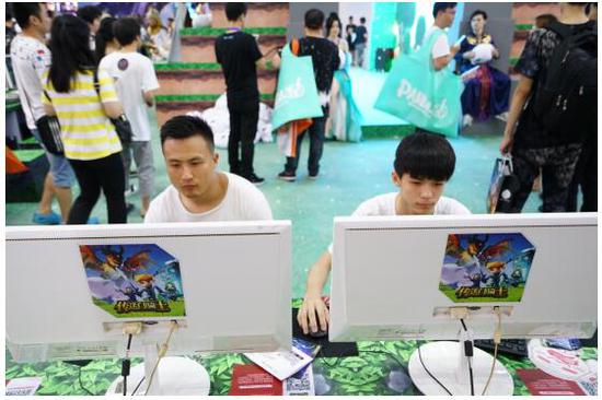 多益展台玩家体验多益网络新作《传送门骑士》