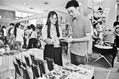 8月4日,2017第十二届中国·石家庄国际动漫博览交易会上,顾客在挑选自己喜欢的动漫商品。 记者史晟全摄