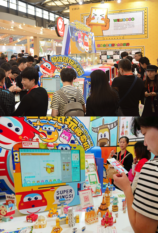 (上图)发布会现场争相体验超级纸玩贩卖机的客商们