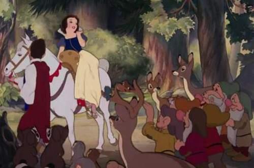 为了纪念《白雪公主》诞生八十周年,日本涩谷的迪士尼专卖店也特别布置成了以白雪公主为主题的样子。