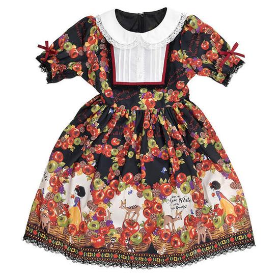 除了小裙子,还有红苹果形状的包包哦。