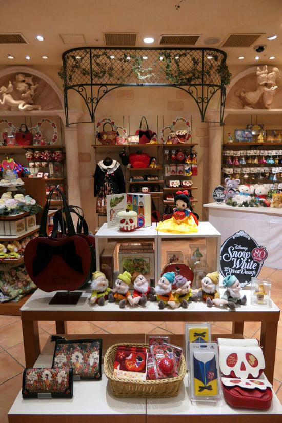 在地板上竟然还留下了七个小矮人的足迹。