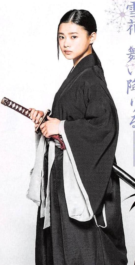 (杉咲花饰演的朽木露琪亚定妆照)