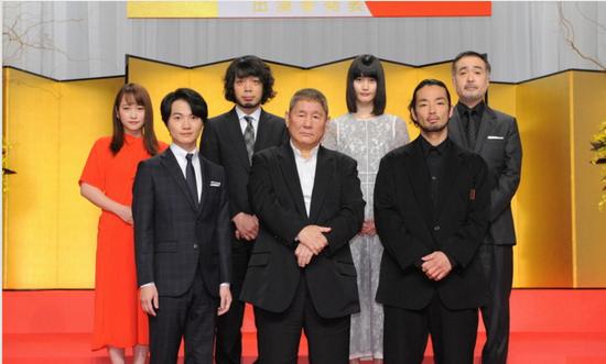 (后排从左至右)川荣李奈,峯田和伸,桥本爱,松尾铃木