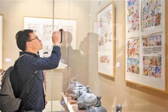 ▲在场观众被精彩动漫展品吸引。