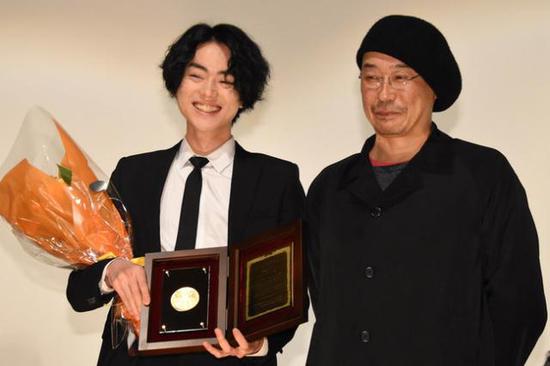 菅田将晖与《濑户内海》导演大森立嗣的合照。