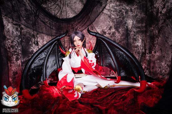 知名舞团Storney的小小壳带来高冷的吸血姬Cos,你是否愿意让我咬上一口呢?