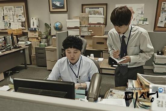 一成不变的办公室格子间