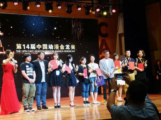 大角虫漫画运营总监房尚晶（左四）代表平台与作者上台领取金龙奖