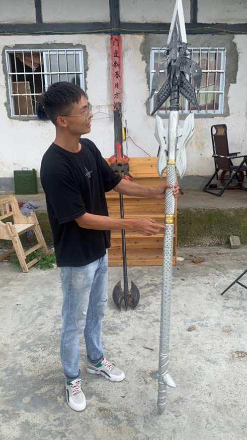 贵州小伙自制“天鳞古戟”