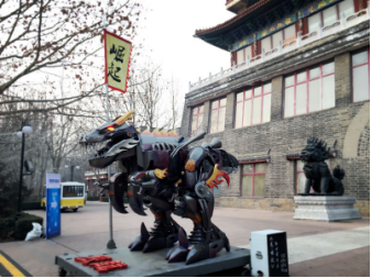 2015年 投入研发设计制作了全球首款大型可变形全金属雕塑<<辰龙·崛起>>亦是孙世前工作室系列作品当代机械版十二生肖的首款，并申请三项国家专利