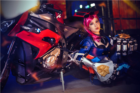 【cosplay美图】《英雄联盟》女警官蔚
