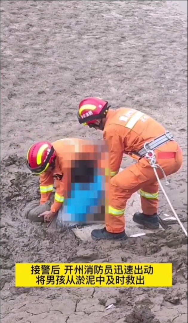 “熊孩子”被困汉丰湖淤泥 消防员徒手挖泥救援