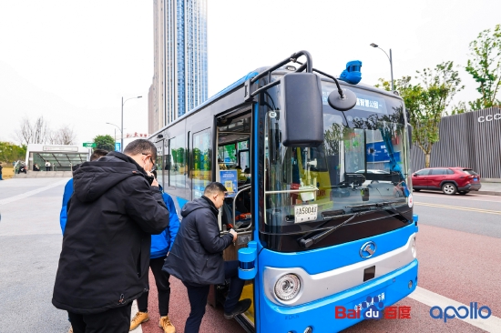 无人驾驶巴士在重庆礼嘉驶入“寻常百姓家”