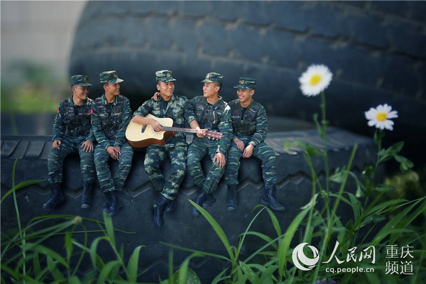 换一种视角,换一种纪念方式。驻守三峡库区腹地的武警重庆市总队执勤第三支队的退伍老兵们,通过拍摄制作创意退伍照来纪念数年的军旅青春。休息间隙排长的吉他,训练场上的汗水,与战友朝夕相处的美好时光镜头中的故事回忆满满,别具一番趣味。