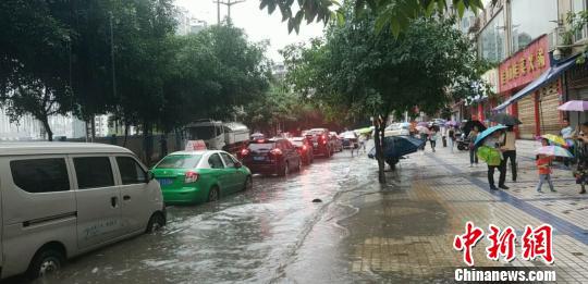 图为强降雨导致重庆涪陵城区积水严重。 肖乐峰 摄