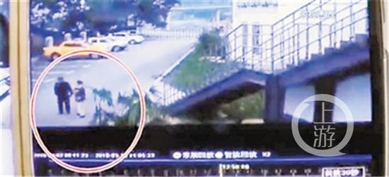 9ebf629fafe4e8f57319075046d59133.jpg 李婆婆走出养老院时的监控视频。