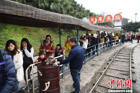 图为游客排起长队体验1元观光小火车。 陈超 摄