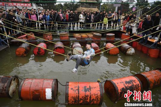 图为游客正在体验景区内的1元娱乐设施。 陈超 摄