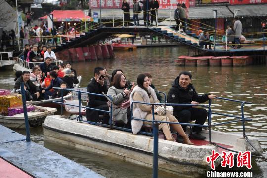 图为游客体验1元观光游船。 陈超 摄