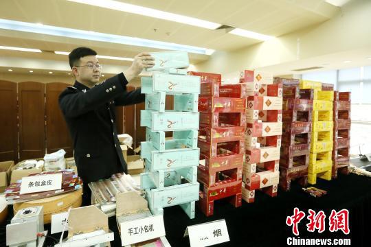 图为警方查获的假冒伪劣卷烟。 警方供图