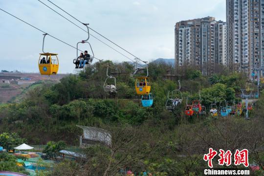 图为重庆洋人街景区,市民乘坐缆车。 钟旖 摄