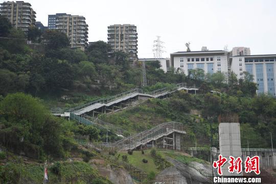 图为正在建设中的步道。 陈超 摄