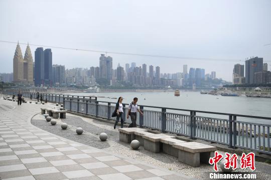 图为重庆南滨路滨江步道景色迷人。 陈超 摄