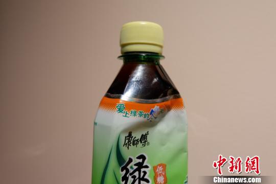 图为收藏了13年的绿茶,瓶身还能看到模糊的2006年生产日期。受访者供图