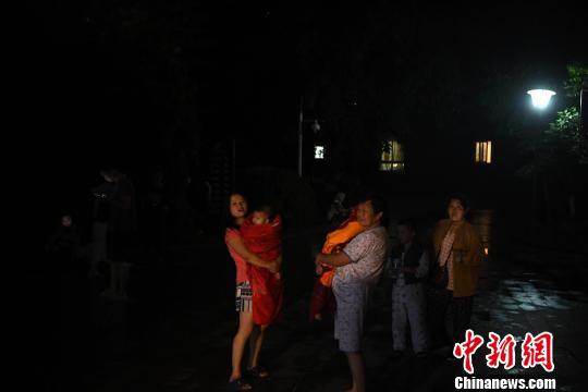 图为众多重庆市民在户外空旷处避险。 陈超 摄