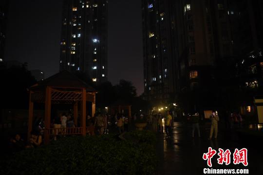 图为众多重庆市民在户外空旷处避险。 陈超 摄