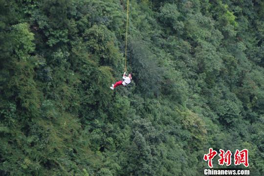 图为参与挑战的体验者在高空“自拍”。重庆奥陶纪景区供图