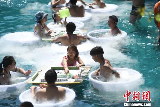 图为市民在水中玩麻将享受凉爽。 陈超 摄