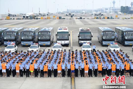 图为150名涉嫌电信网络诈骗犯罪嫌疑人被重庆警方押解回国。 陈超 摄