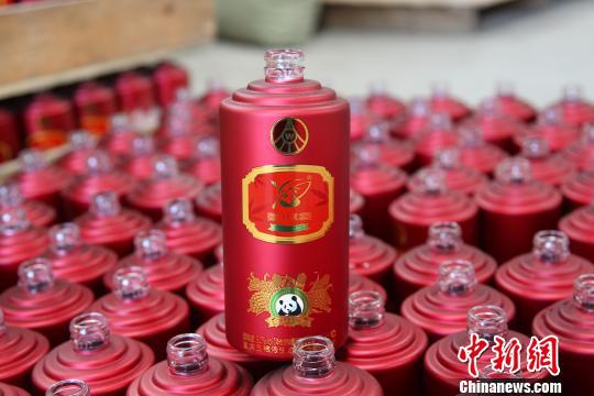 图为民警查获的假酒包材。警方供图