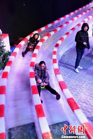 图为市民在冰雪乐园里玩耍。 周毅 摄