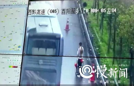 △女子在高速路上拦车